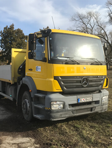 Mercedes platform car with hydraulic arm and useful load 19 tons